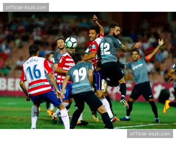 特写：终场哨响，为保级苦战一整场的格拉纳达老将泪洒草坪